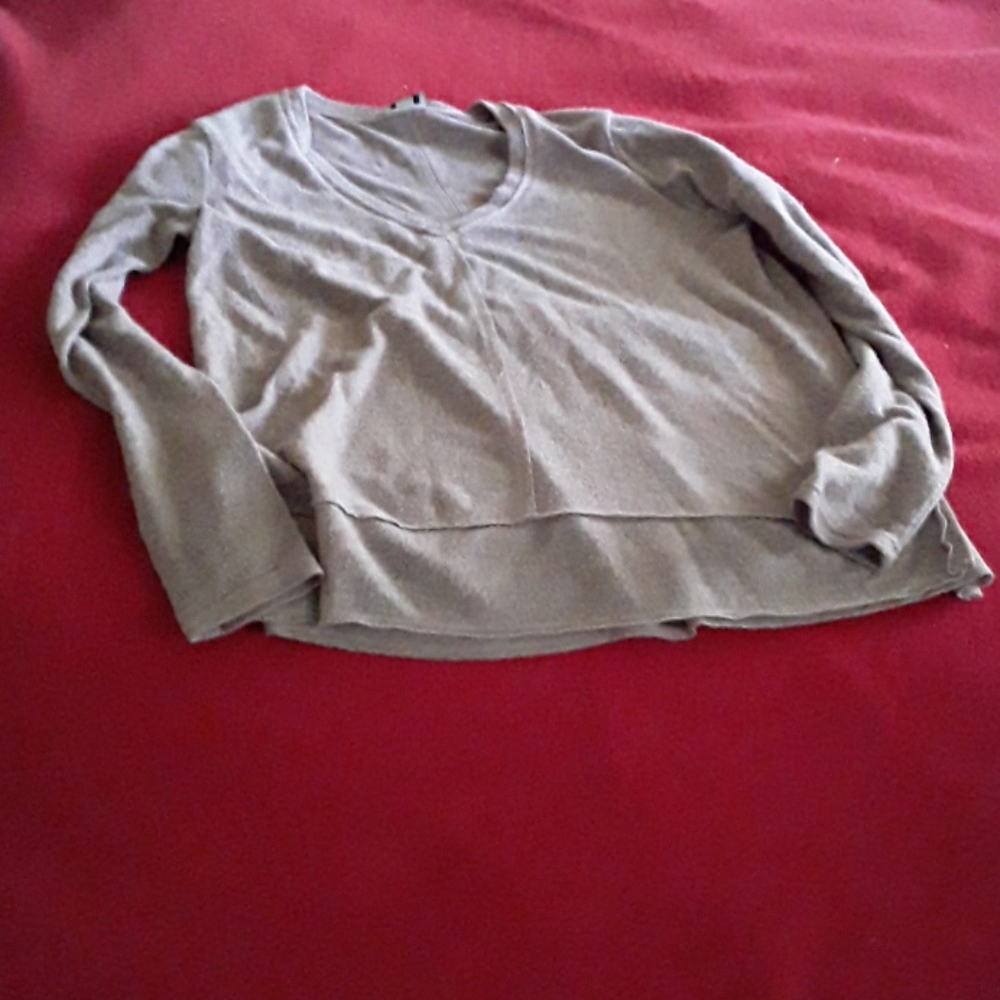 Women's vneck shirt.